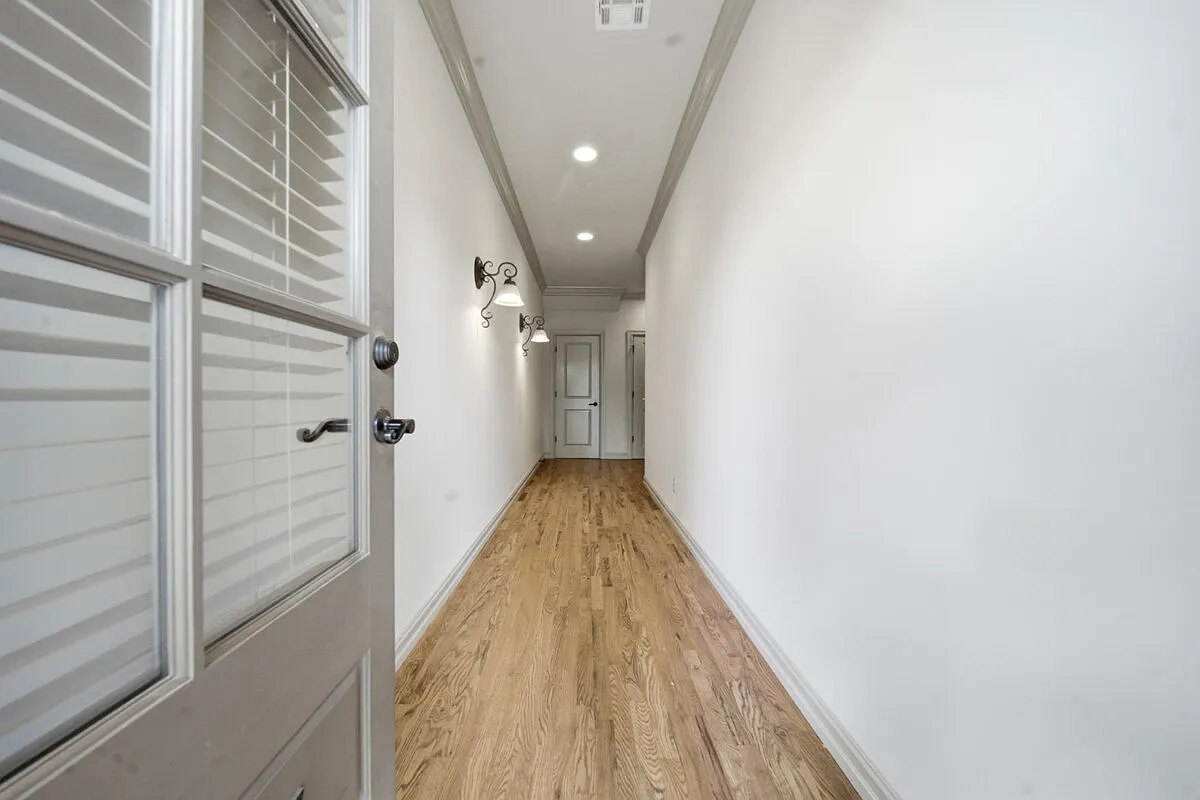 3 bed, 3.0 bath, 2630 sqft, $2,495 — Photo 3