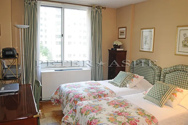 Rented by Peter Ashe | media 31