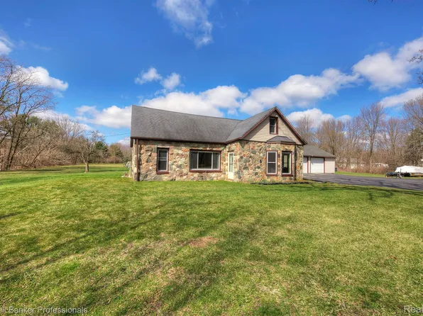 8195 Hickory Ridge Rd, Holly, MI 48442