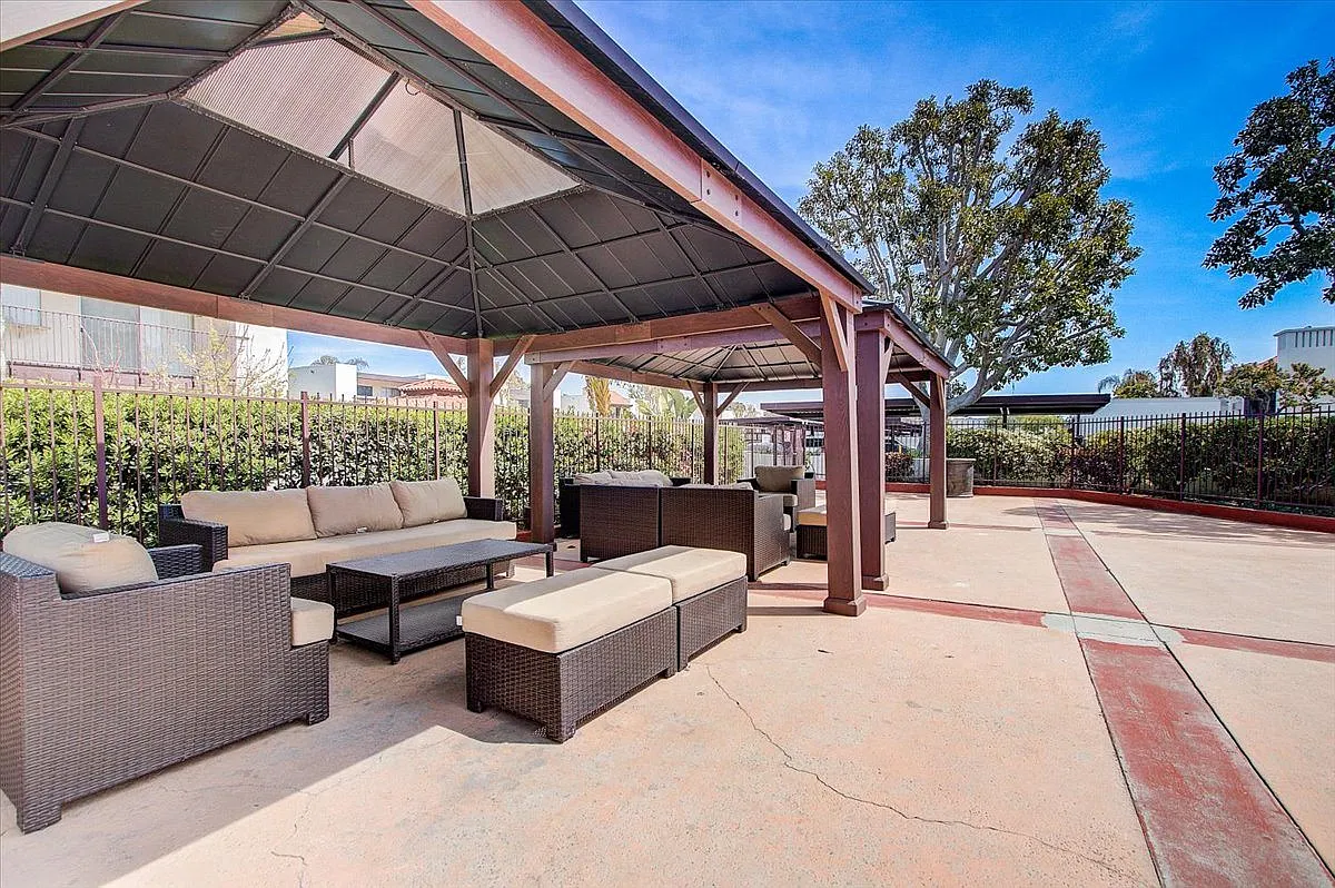 El Cordova Apartments — Photo 2