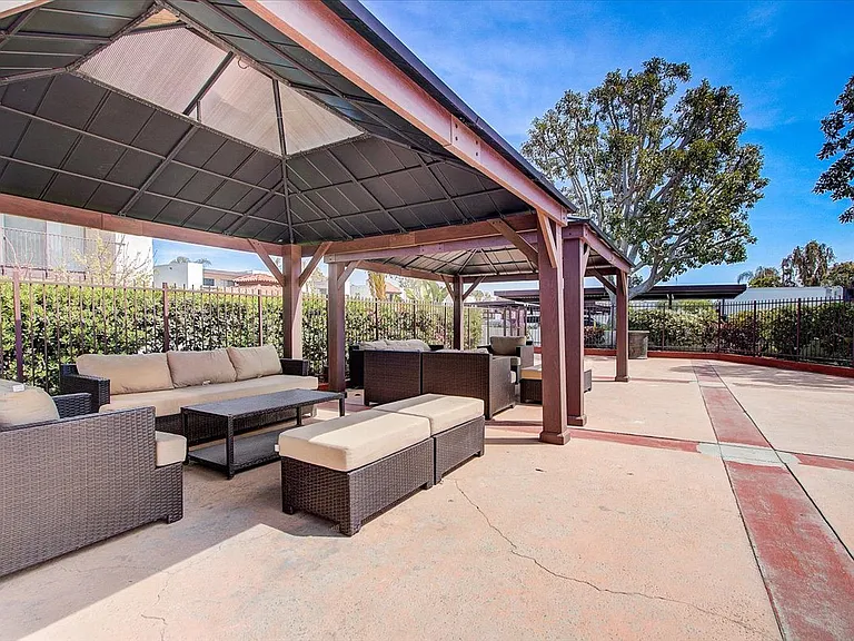 El Cordova Apartments — Photo 2