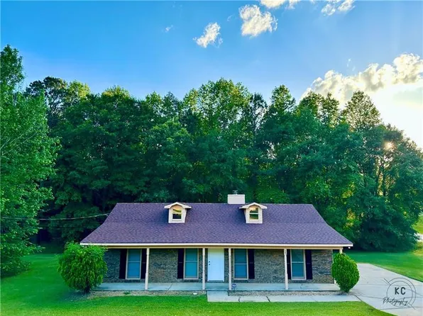 399 Oakview Cir, Smiths Station, AL 36877