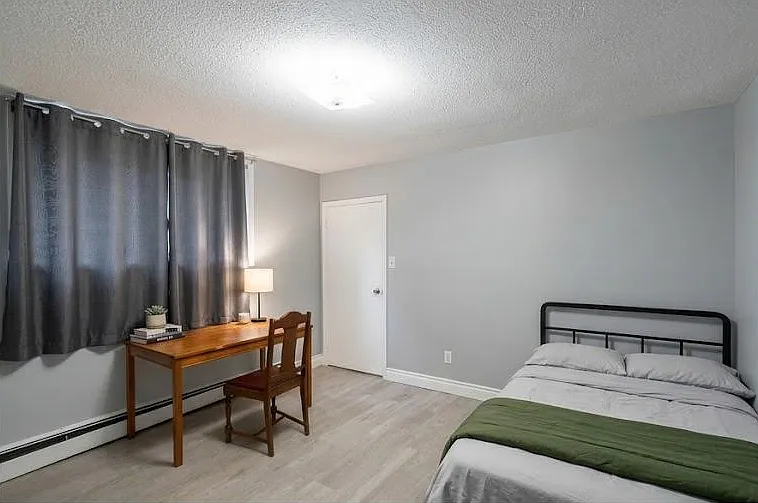318 Erb St W #1 — Photo 4
