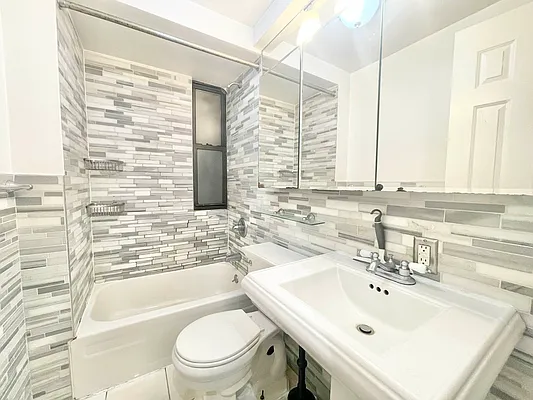 Rented by Century 21 Premier  | media 16