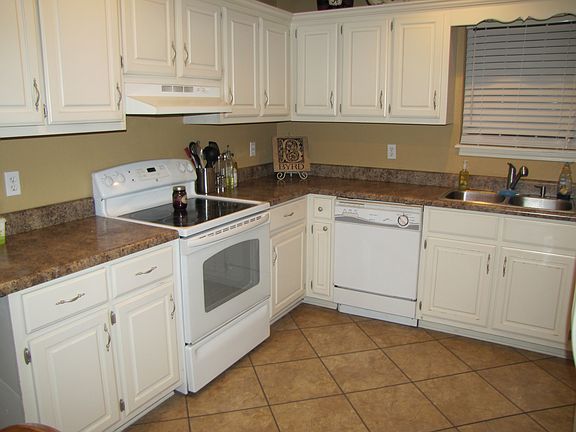 Spacious eat-in kitchen