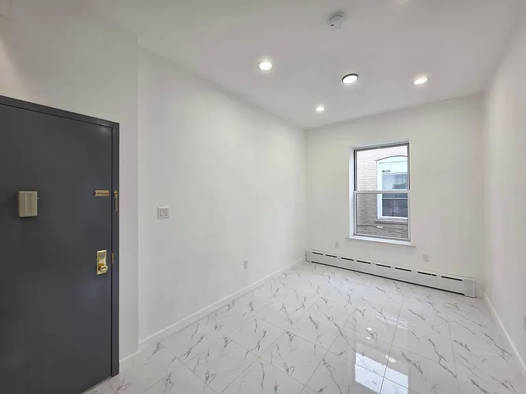 2722 E 26th St #2R — Photo 6