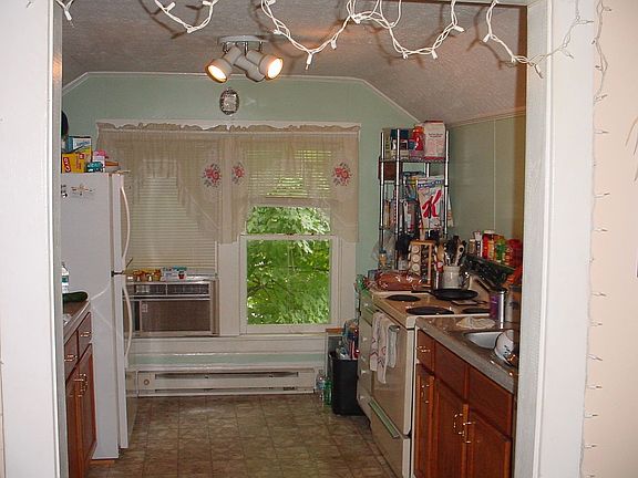 Apt kitchen