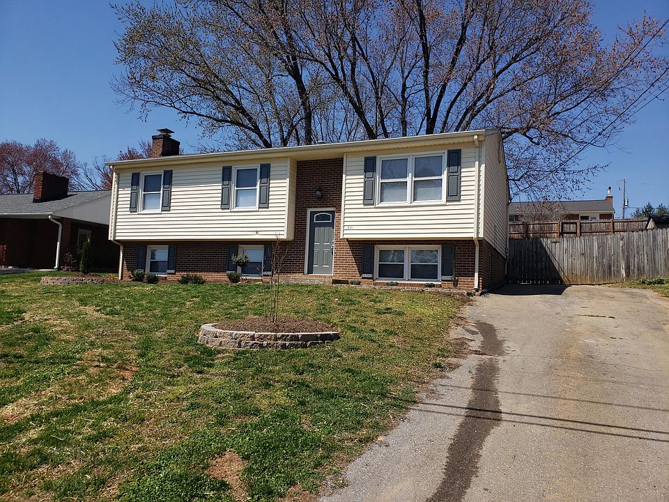1st image of 830 Peyton St