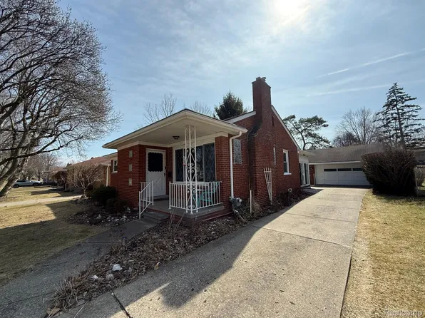 377 Wellington Crescent Blvd, Mount Clemens, MI 48043