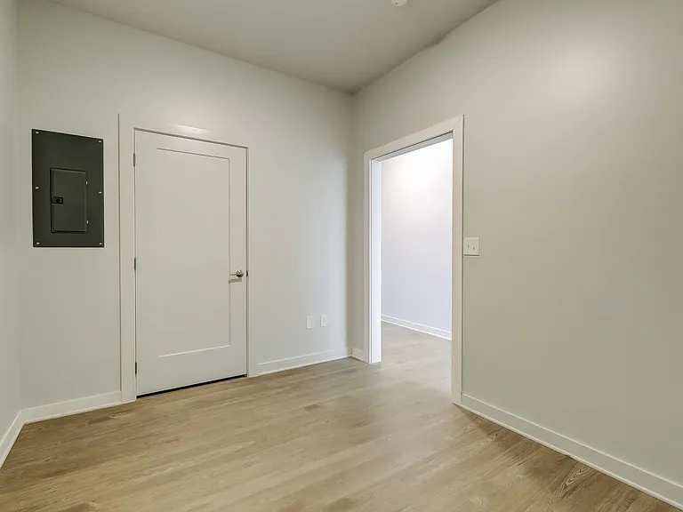 115 W Hamburg — Photo 10