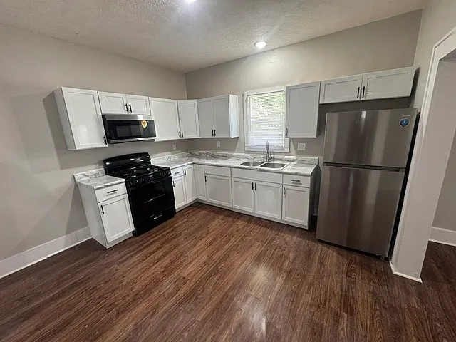 3 bed, 896 sqft, $1,500 — Photo 2