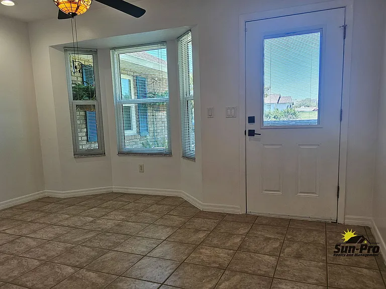 139 Riverwalk Ct — Photo 3