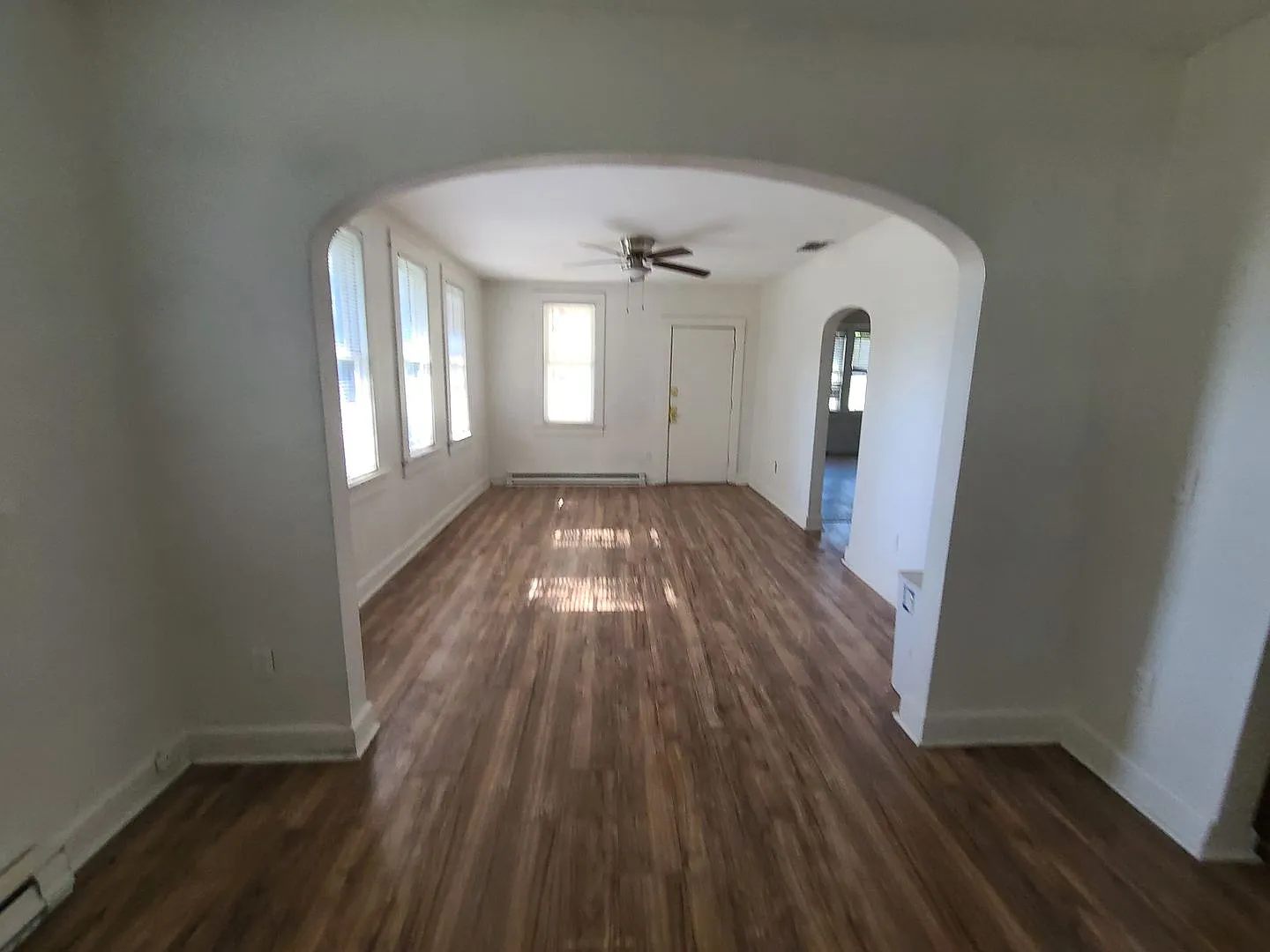 Charming Two bedroom one bath with huge backyard — Photo 4