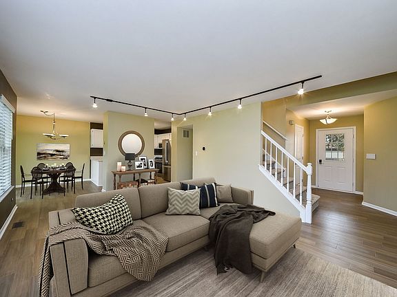 4th image of 204 Stoneybrook Ln