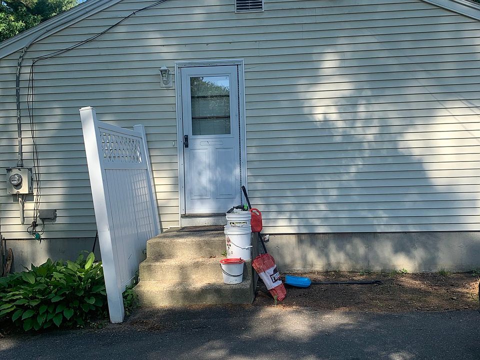Side entrance off driveway leads into kitchen.