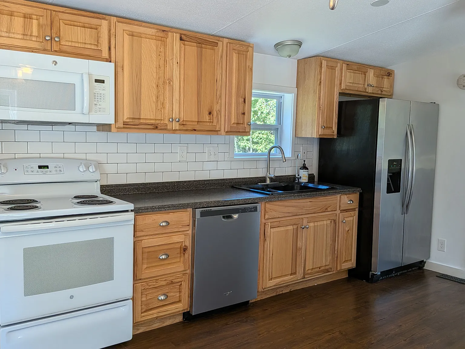 3 bed, 1064 sqft, $2,200 — Photo 3