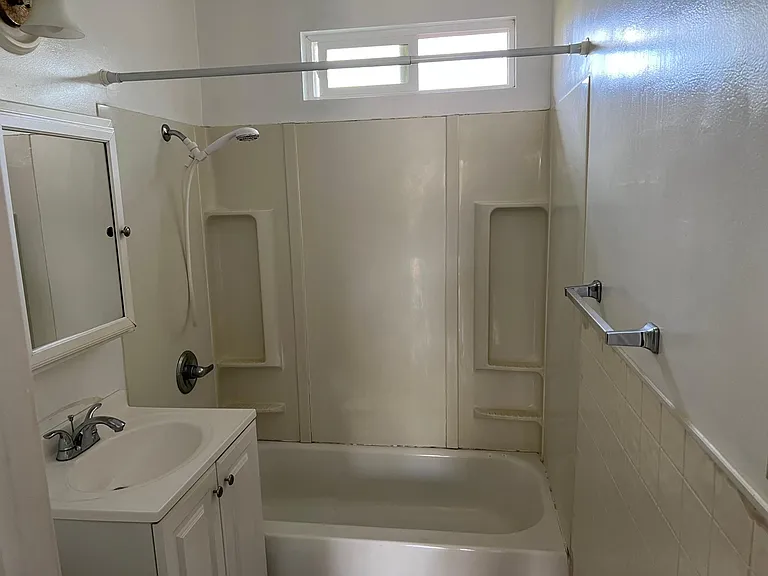 147 N Victoria Ave — Photo 13