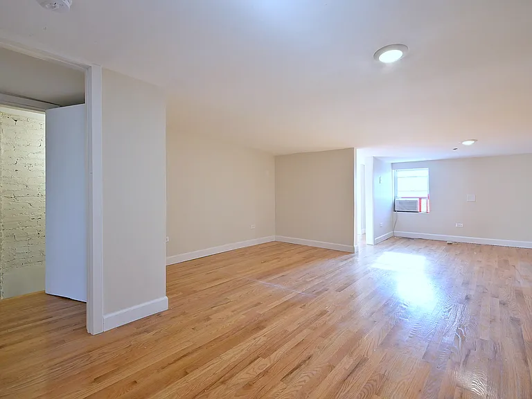 233 N Sacramento Blvd — Photo 31