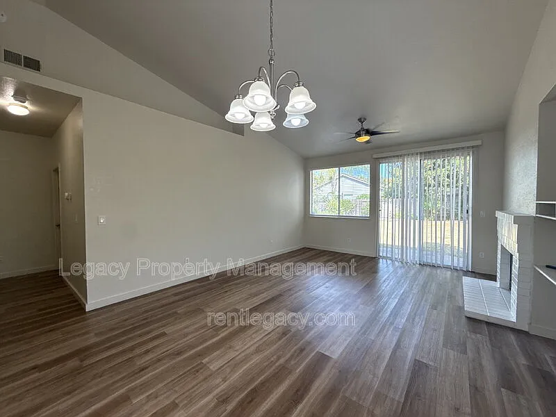3 bed, 2.0 bath, 1206 sqft, $2,795 — Photo 4