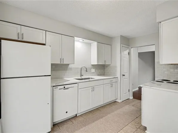 3301 Bridge Manor Dr, Kansas City, MO 64137