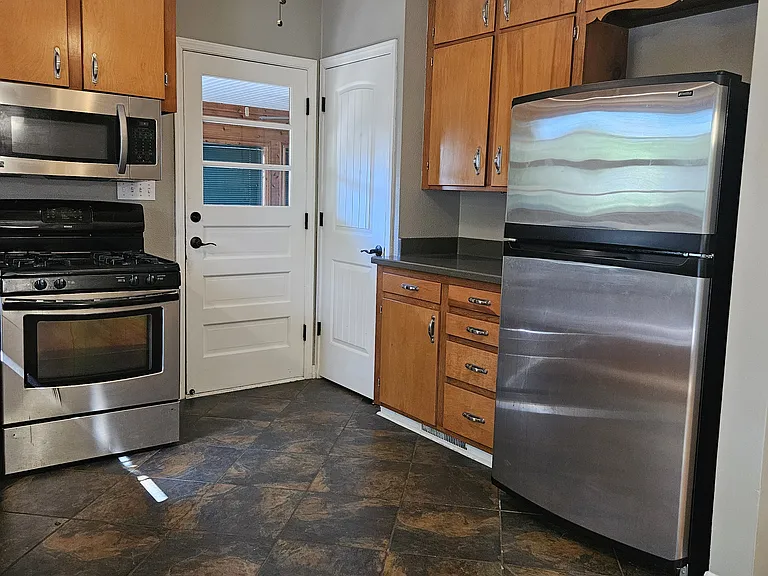 1312 Elmore Ave — Photo 3