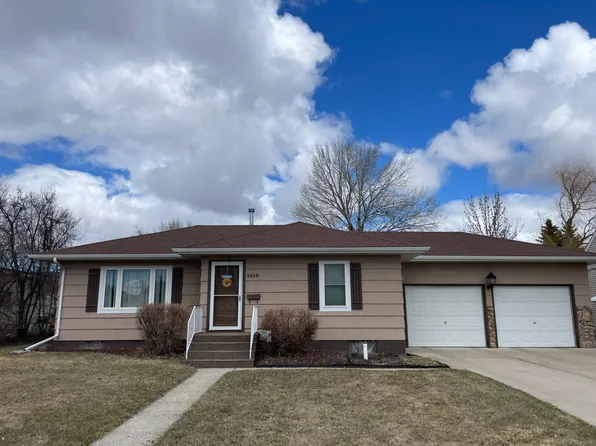 1015 4th St NE, Devils Lake, ND 58301