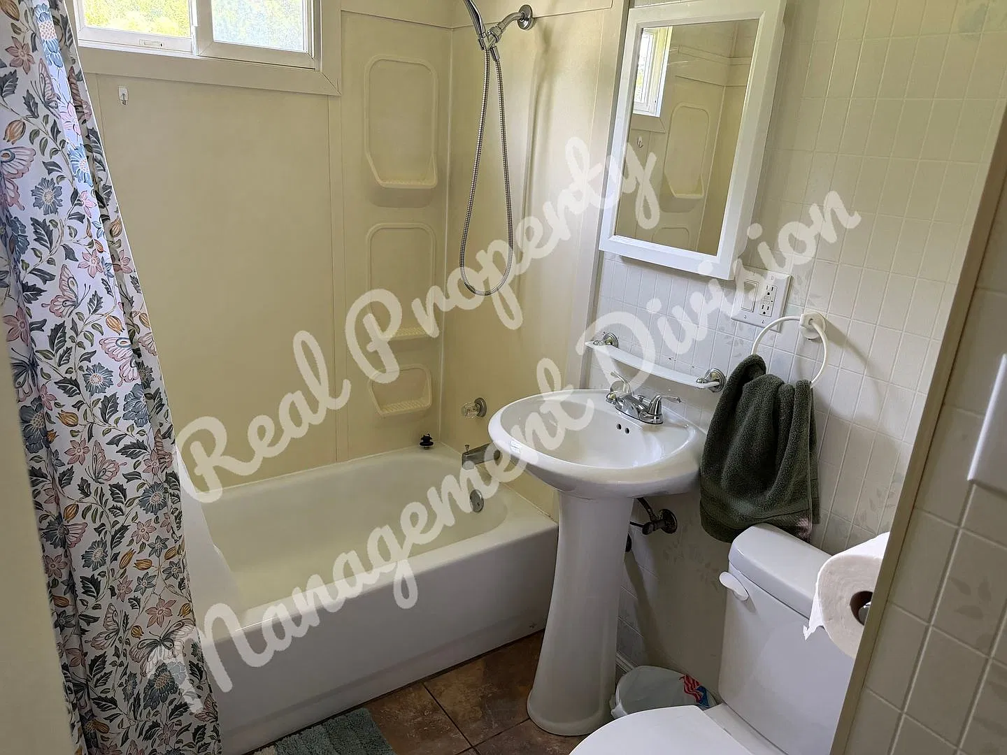 Bright & Spacious 2BR/1BA Home on a Quiet Cul-de-Sac — Photo 4