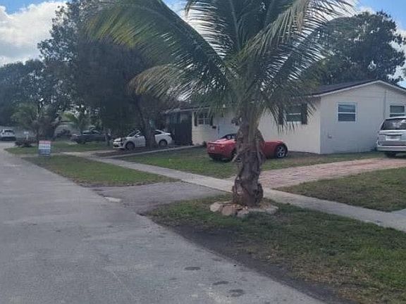 5th image of 610 SW 50th Ter