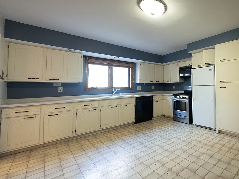 619 W Baraga Ave — Photo 2