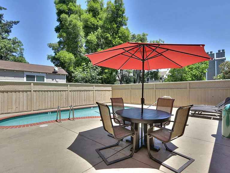 570 University Ave #21 — Photo 16