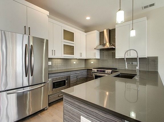 2nd image of 515 N Claremont Ave #3S