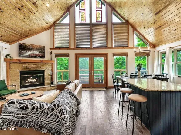 353 Oakwood Dr, Sevierville, TN 37876