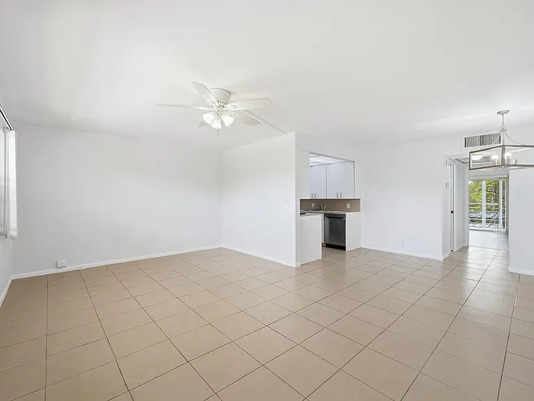 2401 Antigua Cir #J3 — Photo 5