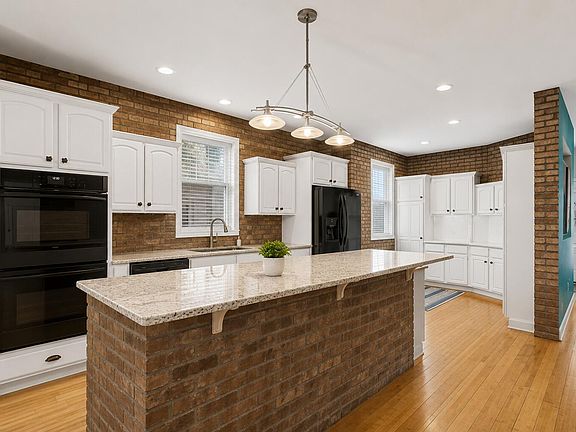 3rd image of 1087 Barrington NW