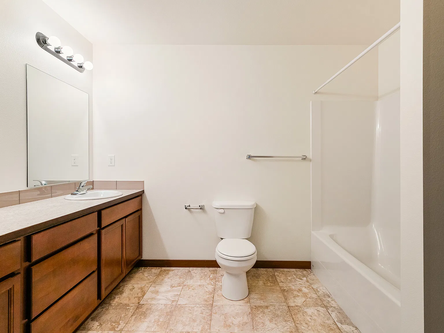 2 bed, 1.5 bath, 940 sqft, $1,895 — Photo 4