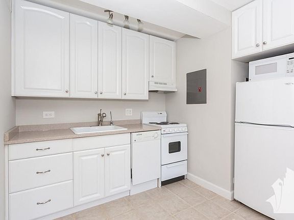 5th image of 445 W Wellington Ave APT 9E