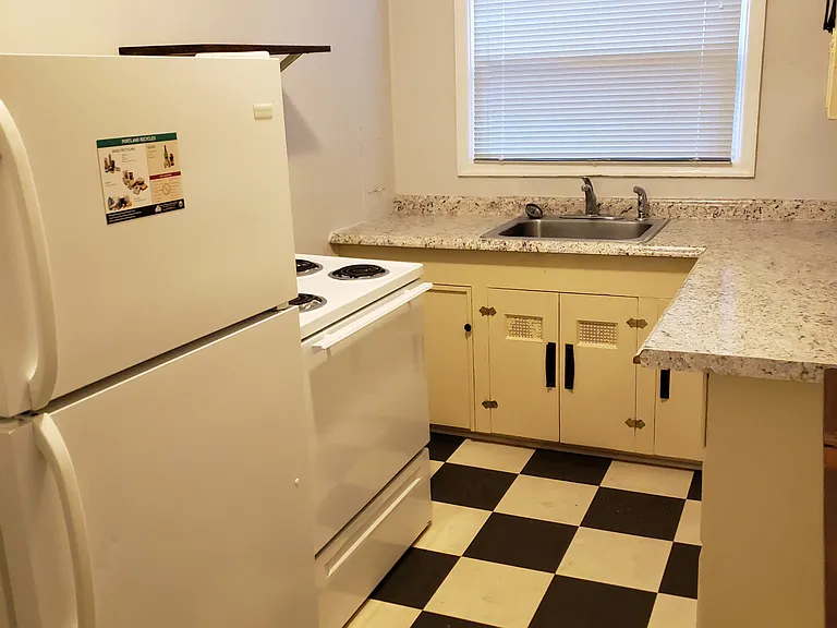 2524 NW Savier St #5 — Photo 4