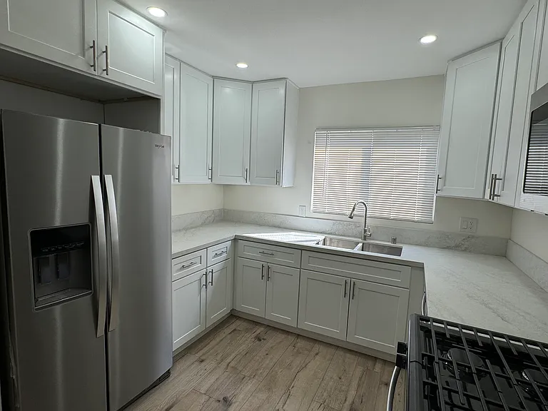 11689 Chandler Blvd — Photo 5