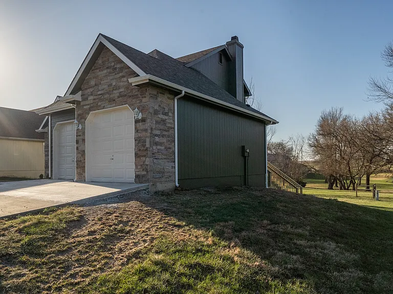 121 Hillside Dr — Photo 25