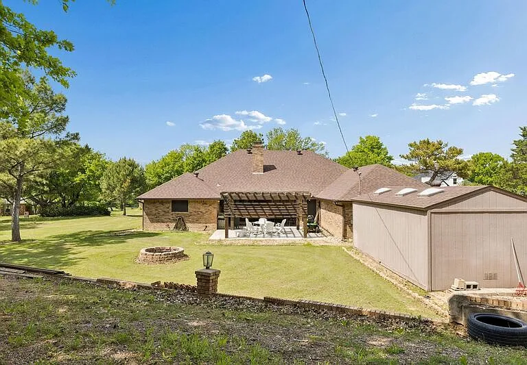 1013 Alamo Dr — Photo 6