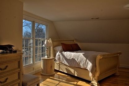 4th image of 136 Bishops Ln