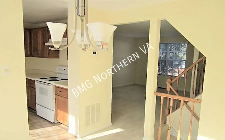 Beautiful 3 BR / 2.5 Bath Townhome in Active Amberleigh Community — Photo 4