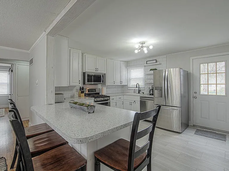 7604 Conser St — Photo 6