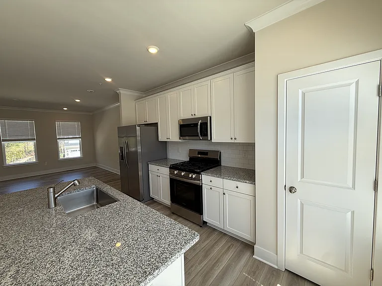 2110 Winterberry Ln — Photo 7