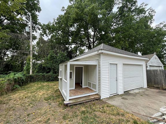 2nd image of 818 Cedar St