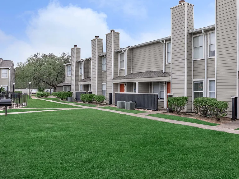 Royal Wildewood Manor Apartments — Photo 12
