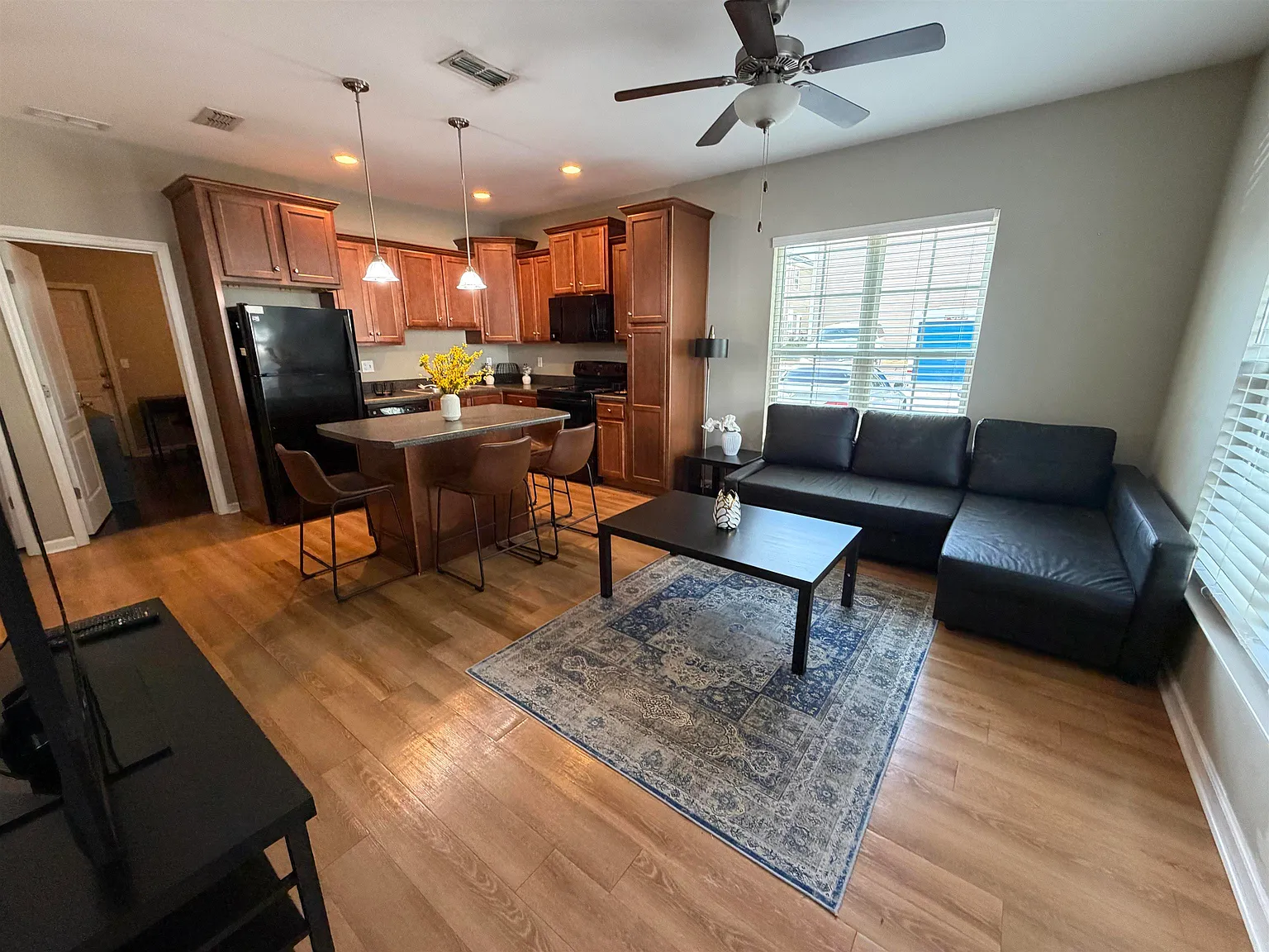3 bed, 1240 sqft, $2,500 — Photo 3