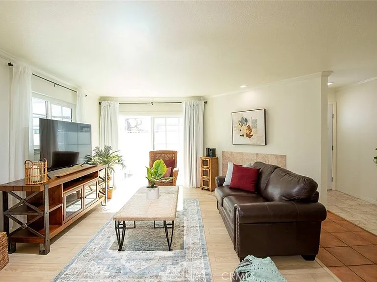 7310 Balboa Blvd #F — Photo 3