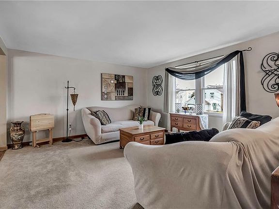 3rd image of 311 Oakbrook Dr