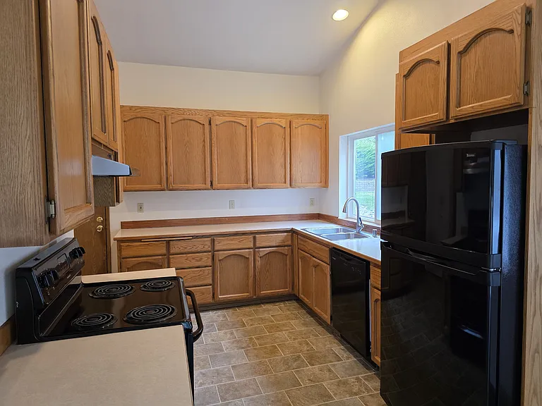 384 Selkirk Dr — Photo 21